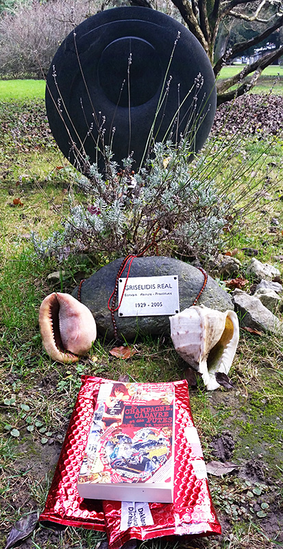 Alice sur la tombe de Grisélidis